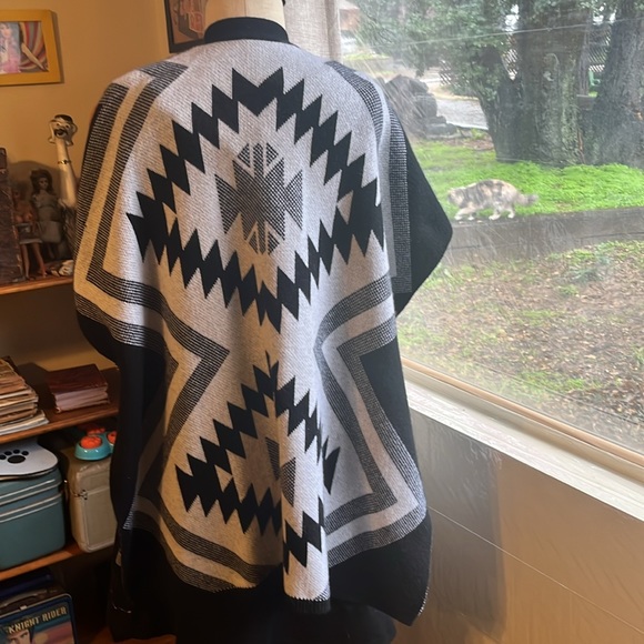 Neiman  Marcus the cashmere collection southwestern modern poncho - Picture 2 of 14
